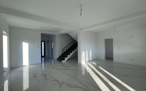 Duplex despartit prin camera tehnica  finisaje premium Mosnita