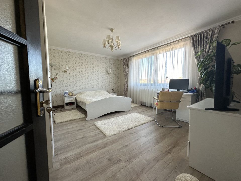 Casa individuală cu 9 camere, 1600 mp teren, 300 mp utili - Sanandrei – fotografia 2 din 18