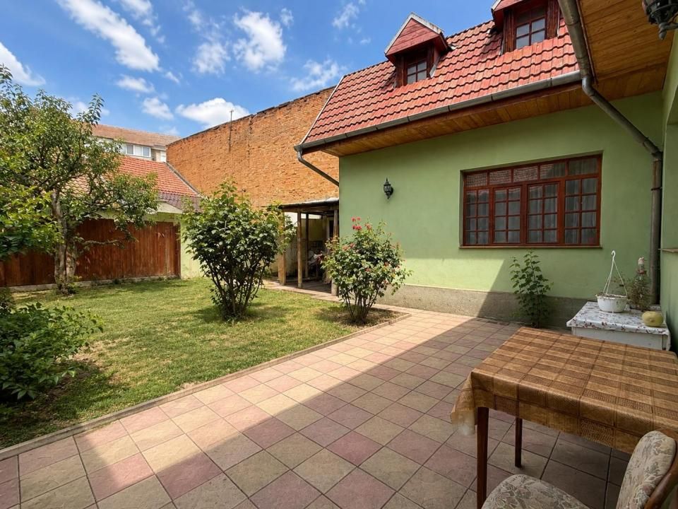 Casa ultracentrala de vanzare in Oradea, singur in curte, teren 500 mp – fotografia 1 din 6