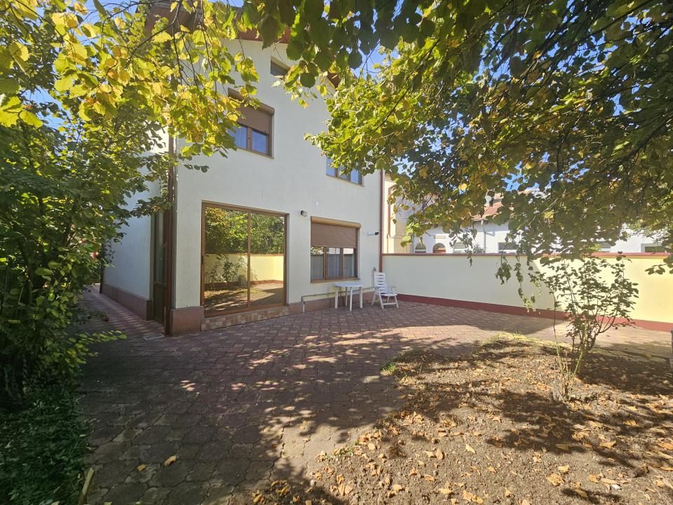 Casa familiei tale lângă Bulevardul Castanilor – fotografia 2 din 17