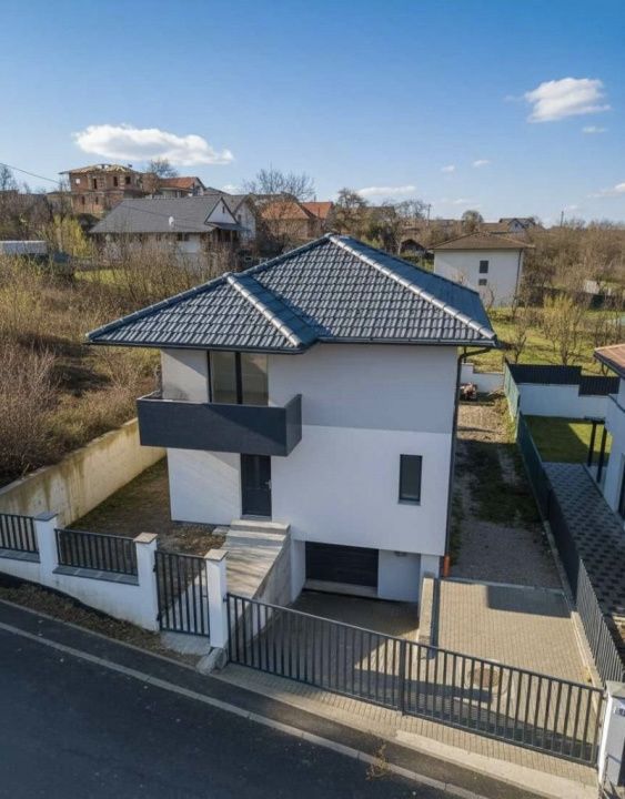 Casă nouă, modernă și spațioasă în centru Dezmir 203 mp cu garaj – fotografia 1 din 8