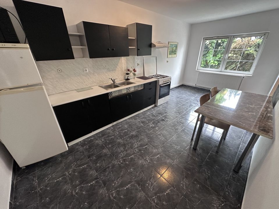 CASA DE INCHIRIAT I 4 CAMERE I 2 BAI I BUCATARIE I CETATE I NEMOBILATA – fotografia 16 din 18