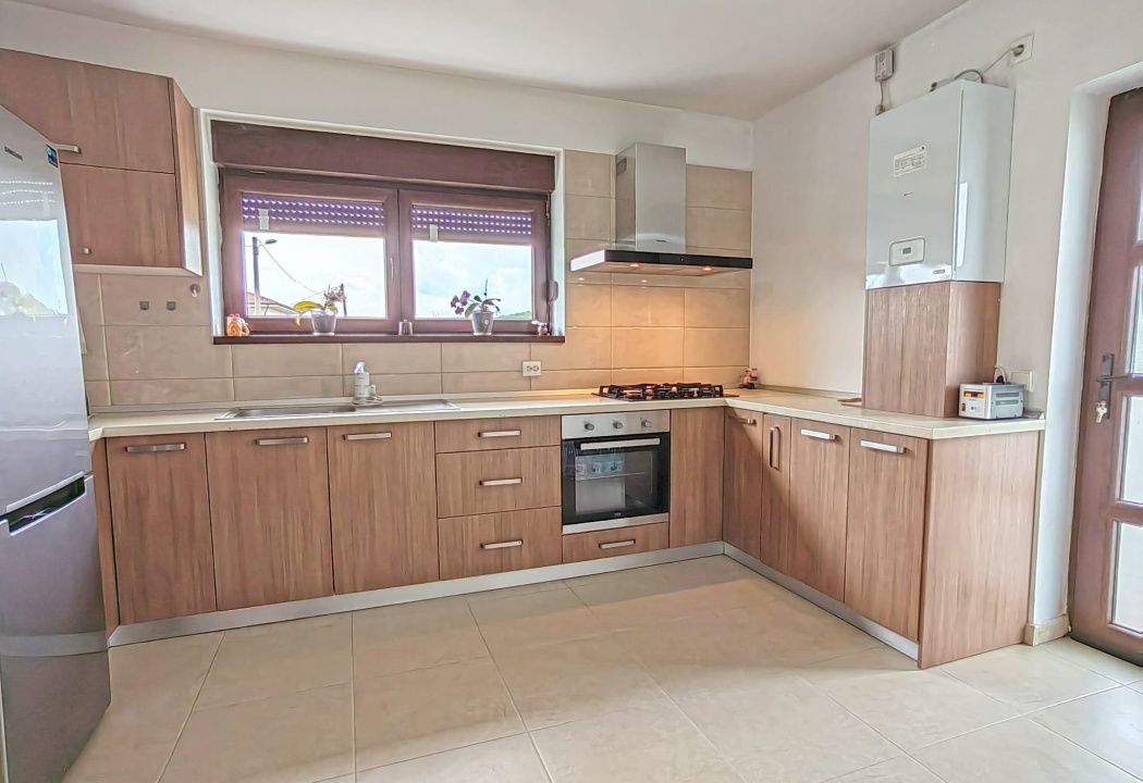 Casa individuala 5 camere finalizata mobilata Est Sibiu teren 372mp – fotografia 3 din 12