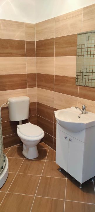 Clădire multifuncțională de vânzare – 24 locuinte, curte, randament ridicat – fotografia 24 din 28