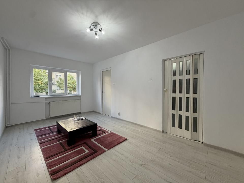 Apartament renovat, 1 camera, 28 mp utili, parter inalt- Zona Lipovei – fotografia 1 din 5