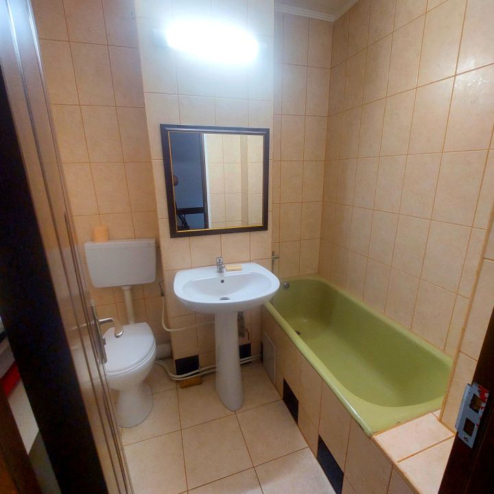 Apartament 3 camere decomandat Cetate 2 bai utilat si mobilat complet – fotografia 9 din 10