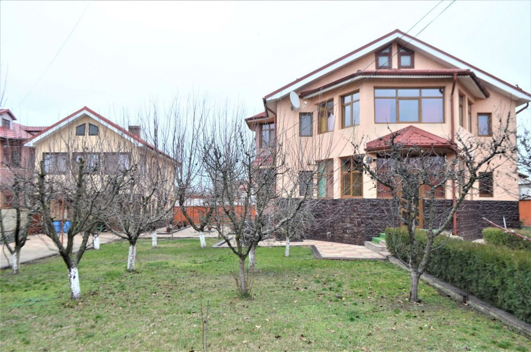 Vila spatioasa de vanzare in zona Kamsas – fotografia 1 din 34