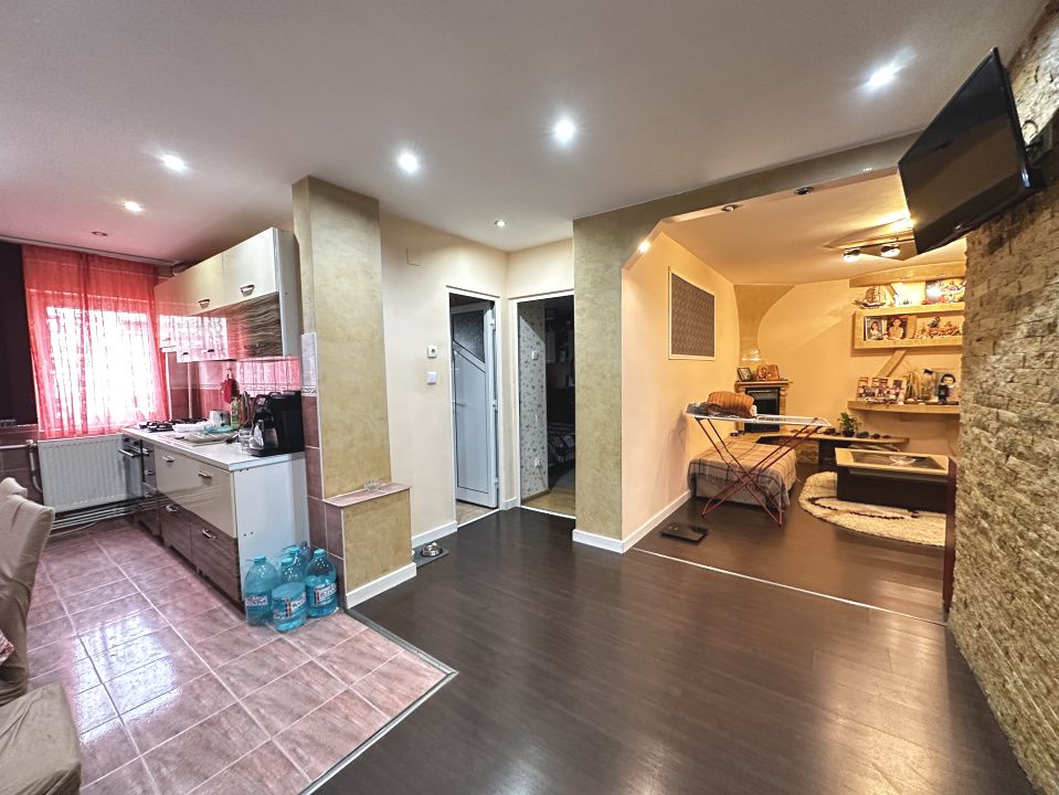Apartament 3 camere Deco Sub-Stadion 2 Bai Balcon Etaj 2 Finisat Mobilat Utilat – fotografia 4 din 18