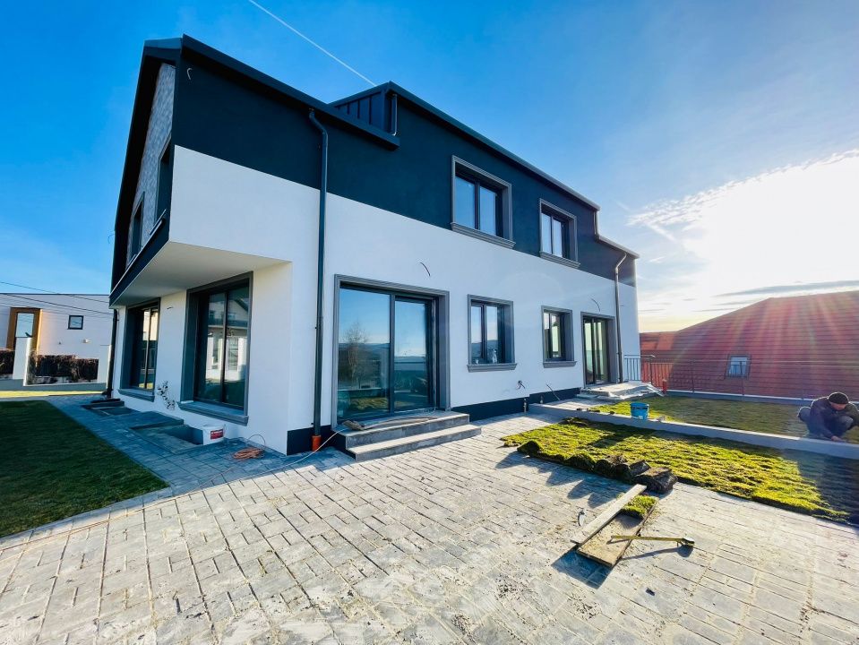 Duplex cu arhitectură deosebită și panoramă spre oraș | Dâmbul Rotund – fotografia 2 din 13