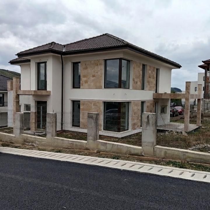 Casa individuala 191 mp cu garaj si terasa, Chinteni – fotografia 1 din 9