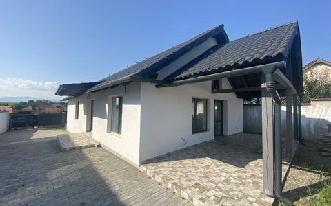 Casa individuala cu 4 camere 2 bai si terasa in Sura Mica