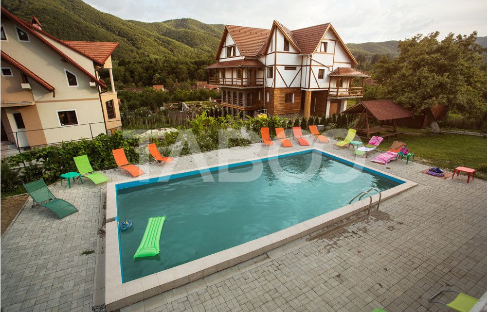 Pensiune 13 camere 16 bai sauna piscina si teren 1565 mp Cisnadioara – fotografia 1 din 42