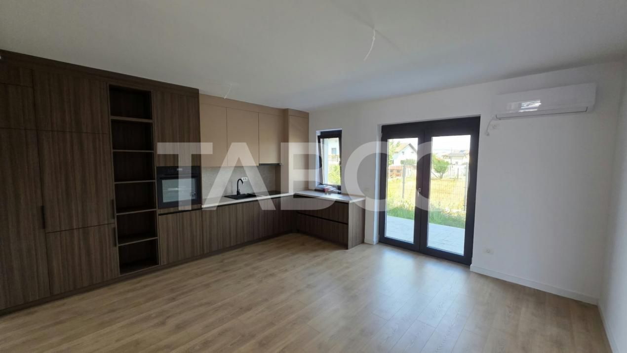 Apartament de vanzare nou nelocuit cu curte proprie si parcare – fotografia 1 din 10