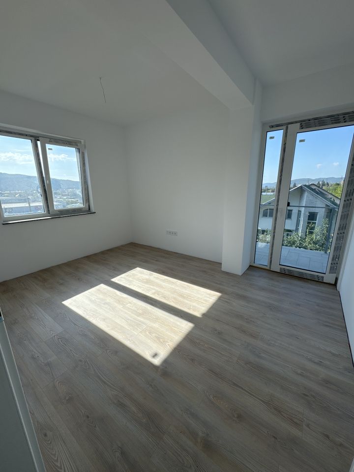 🔑 Apartament 3 camere / 2 bai / etaj 2 / parcare + boxa / ZONA CETATII – fotografia 3 din 9