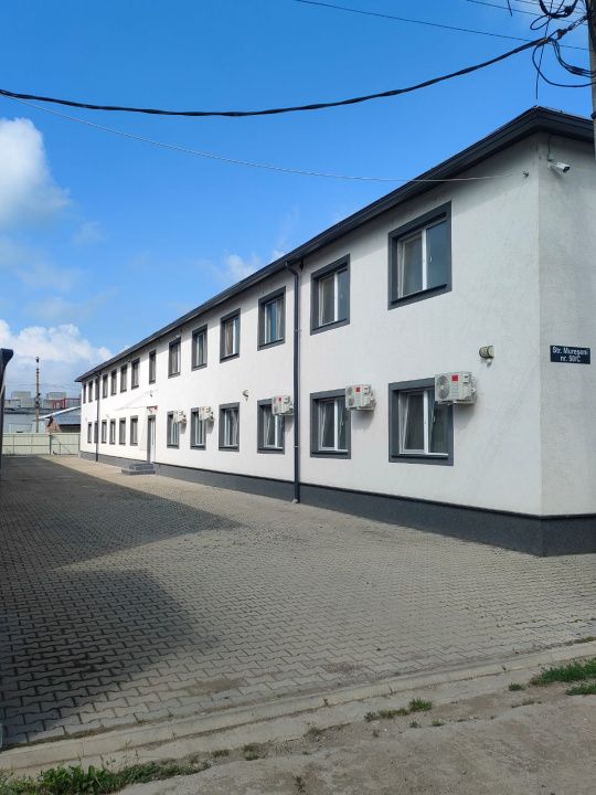 Clădire multifuncțională de vânzare – 24 locuinte, curte, randament ridicat – fotografia 1 din 28