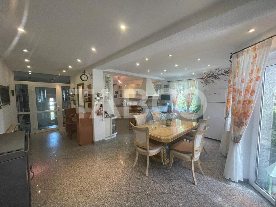 Casa deosebita  de vanzare 453 mp utili si curte 528 mp in Avrig – fotografia 3 din 32