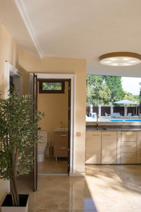 Casă superfinisată, complet mobilată, cu piscină încălzită – 5 camere, 5 băi – fotografia 15 din 20
