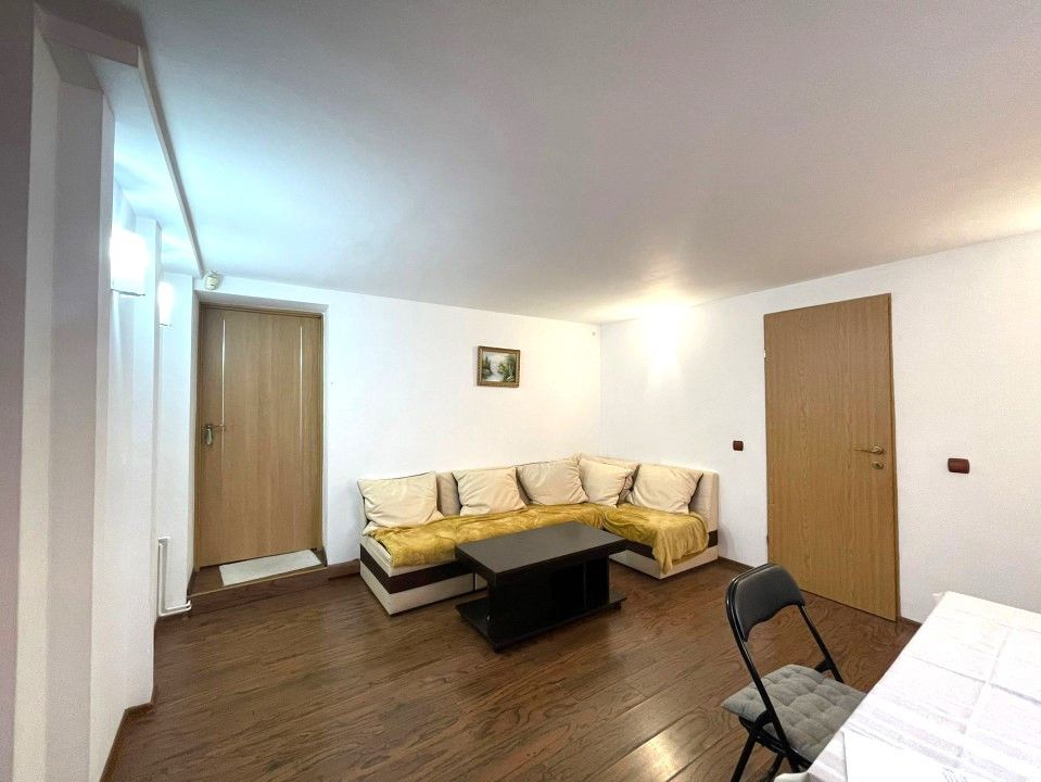 Zona UMF, casa de inchiriat cu curte – fotografia 1 din 13