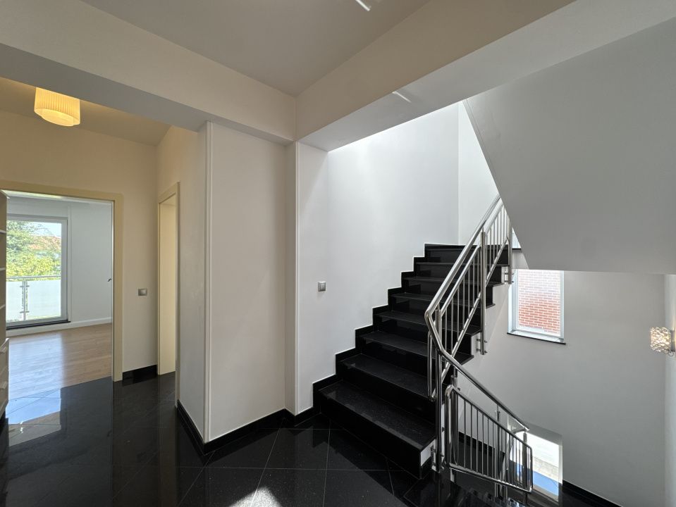 Vila individuala versatila de inchiriat in Otopeni-Odai, 8 camere, 5 bai – fotografia 10 din 19