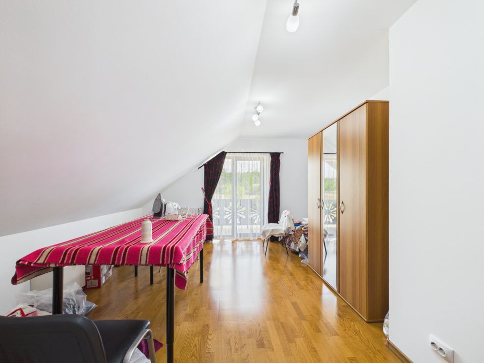 Casa cu priveliste de vis si potential turistic sau investitie in zona Bran – fotografia 37 din 46