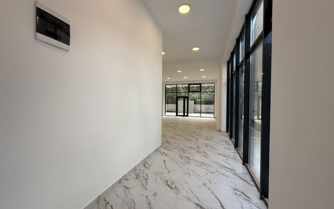 Spatiu comercial, 84 mp + terasa de 64 mp, Cartier 1 Mai, Zona Medicina Veche