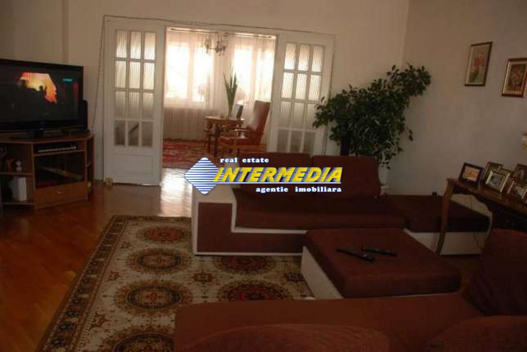 Casa superba de vanzare cu 8 camere in Alba Iulia zona Centrala – fotografia 6 din 13