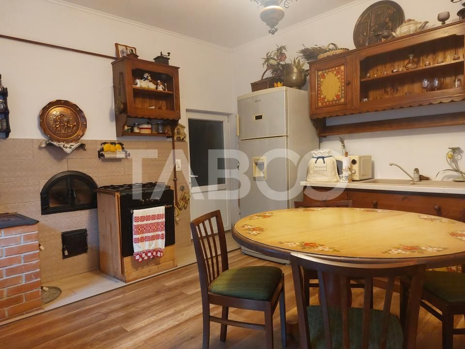 Casa 45 mp 1 dormitor bucatarie baie hol loc parcare in curte Sadu – fotografia 1 din 12