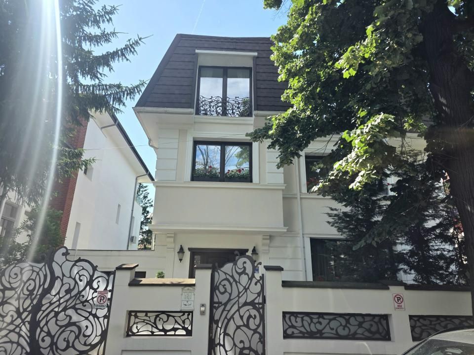 Vila 9 Camere - Refacuta Complet  | Arhitectura Clasic - Moderna | Domenii – fotografia 1 din 2