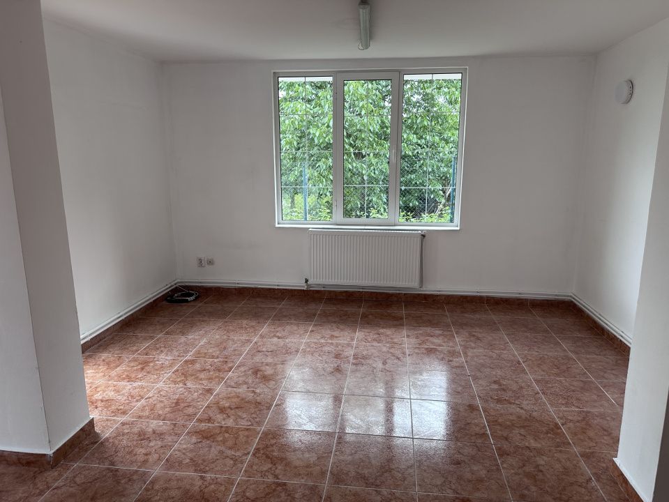 CASA DE INCHIRIAT I 4 CAMERE I 2 BAI I BUCATARIE I CETATE I NEMOBILATA – fotografia 17 din 18