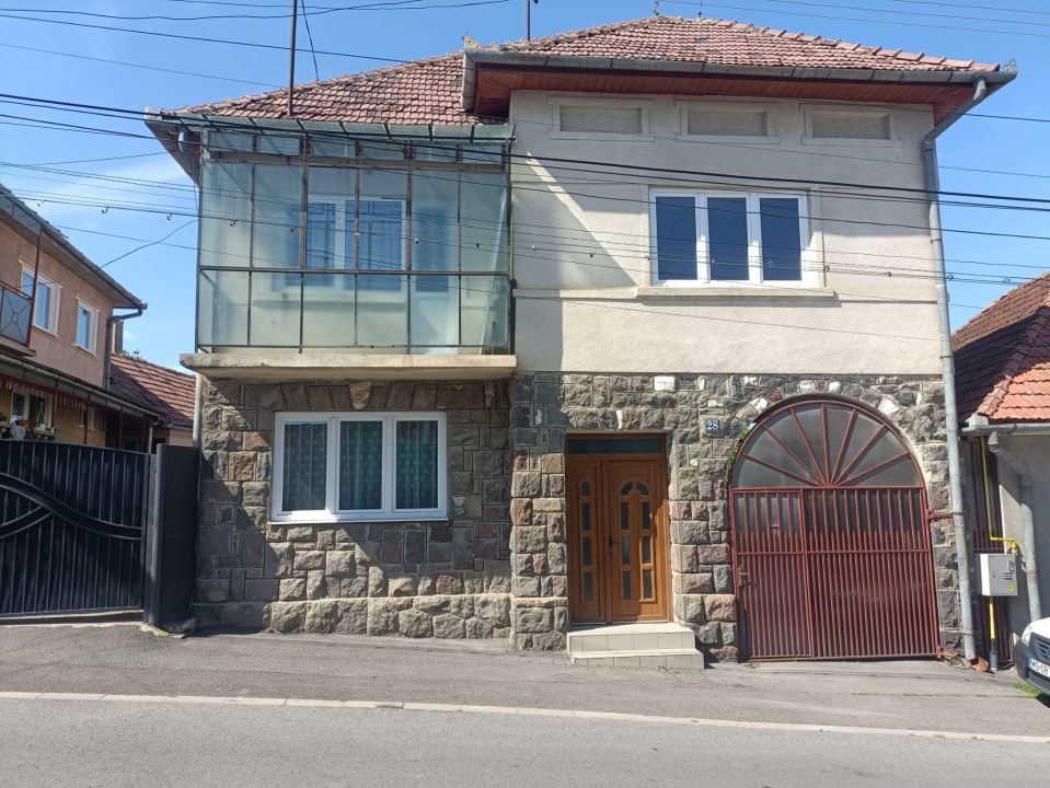 Casă vilă de vânzare în Reghin, zona centrală. – fotografia 1 din 13