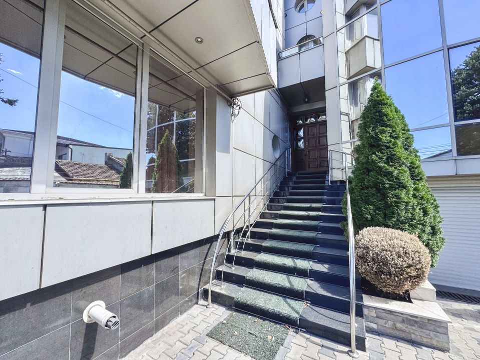 Vilă de închiriat spatioasă | 6 camere | Garaj spatios | Pozitie Centrala – fotografia 2 din 18