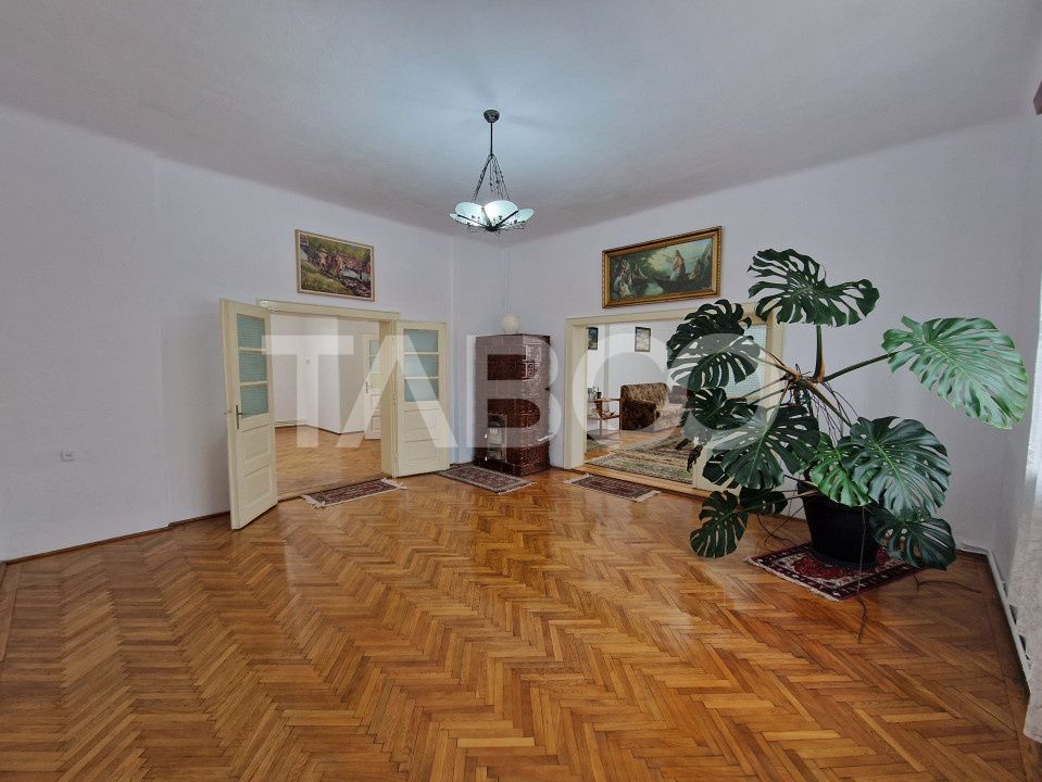 Apartament central 4 camere spatiu comercial garaj si pivnita Sibiu – fotografia 1 din 16
