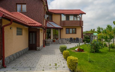 Afumați – Trandafirului, casă cărămidă 6 camere, teren 750 mp, 2 garaje