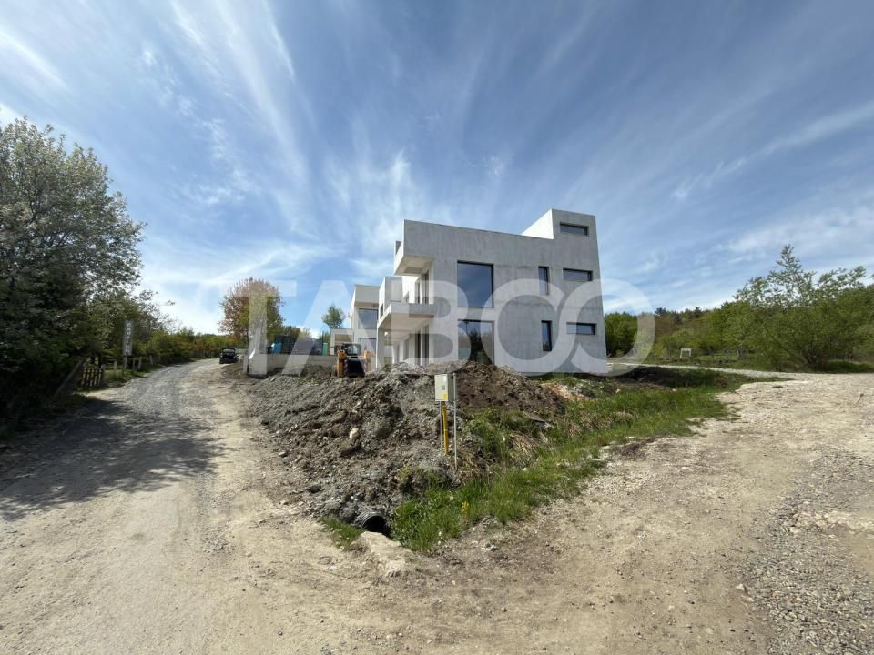Vila premium Cisnadioara – panorama piscina infinity si teren 485 mp – fotografia 2 din 16