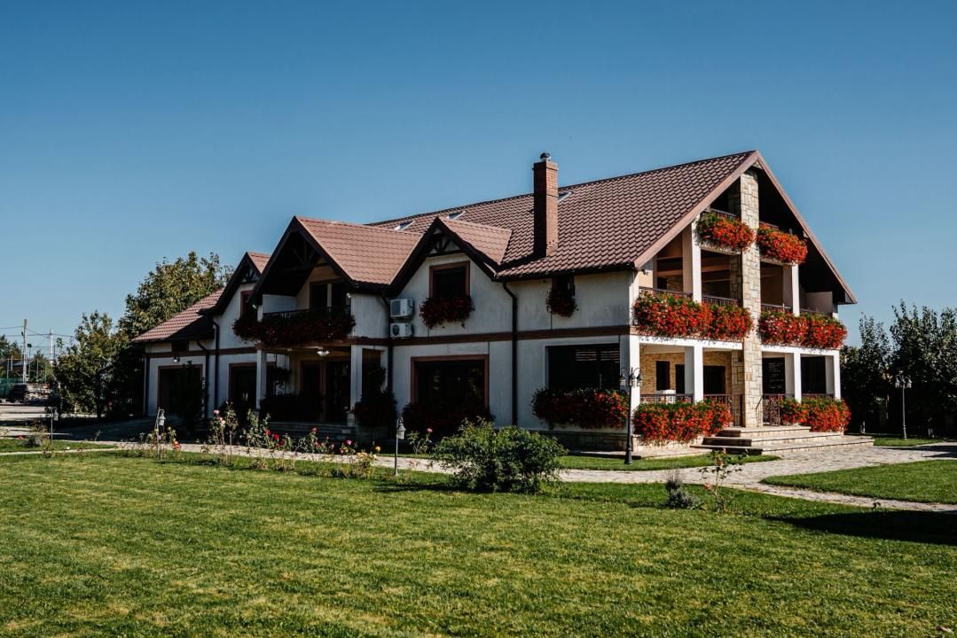 Casa de vânzare cu 10 camere | Teren 5.300 mp | Roman, Neamț – fotografia 2 din 9