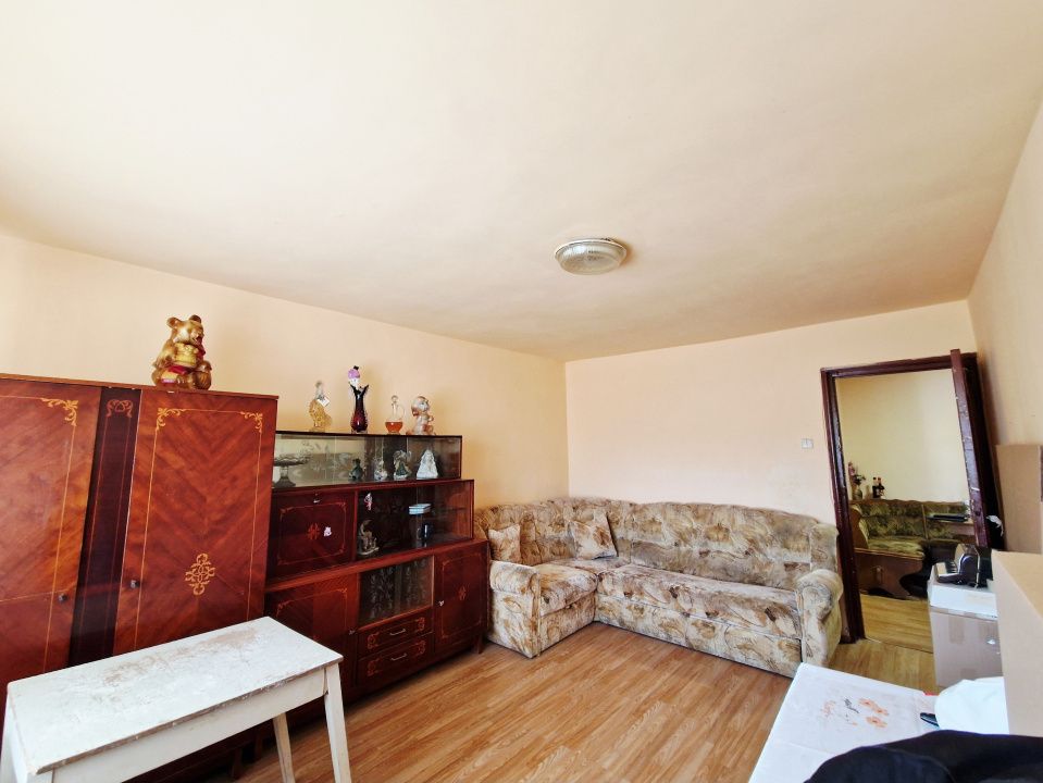 Apartament cu potential, orientare sud-est, 2 balcoane, zona Parang – fotografia 3 din 23