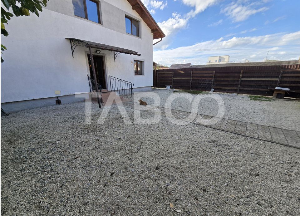 Casa de vanzare cu 6 camere 2 parcari curte libera 200 mp in Selimbar – fotografia 3 din 24