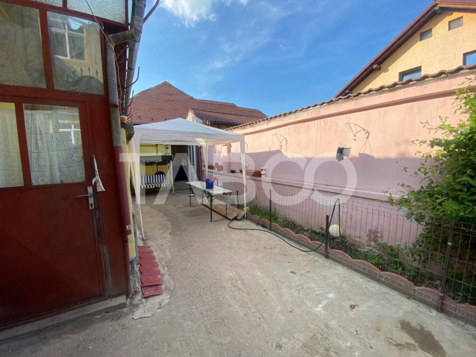 Casa mica 3 dormitoare curte mica 60 mp zona Lupeni Sibiu – fotografia 3 din 13