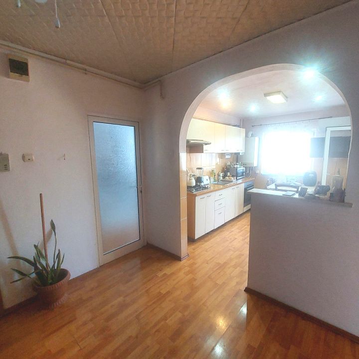 Apartament 2 camere decomandat  Cetate – fotografia 2 din 7