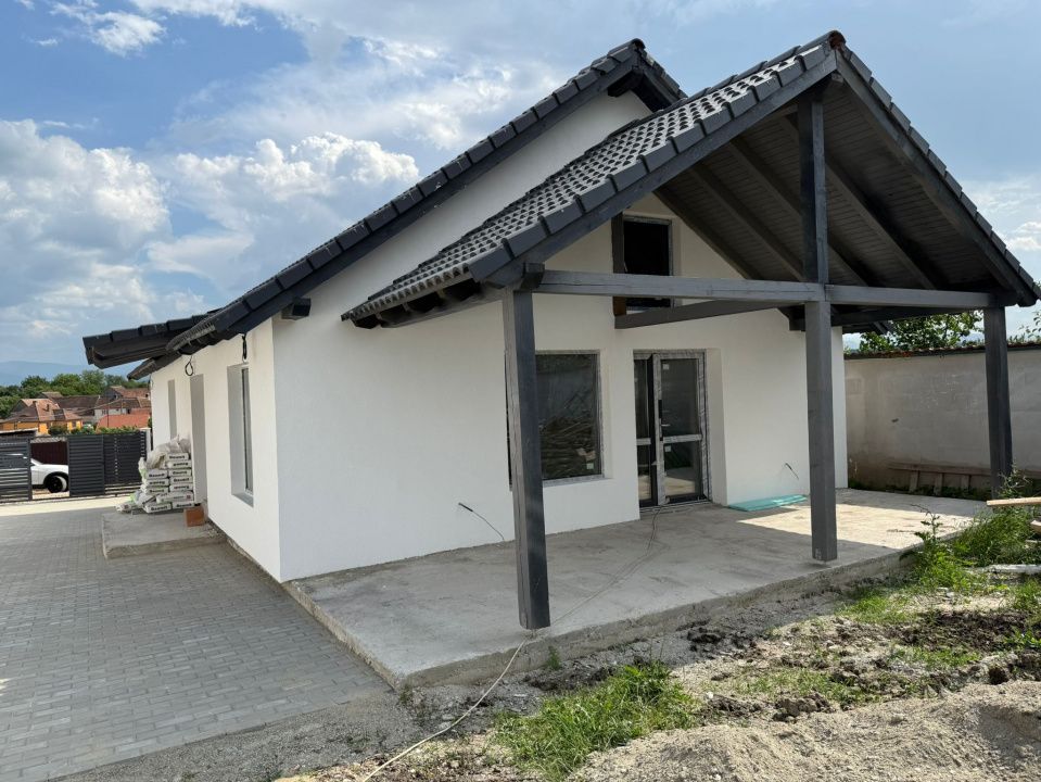 Casa individuala cu 4 camere 2 bai si terasa in Sura Mica – fotografia 1 din 15