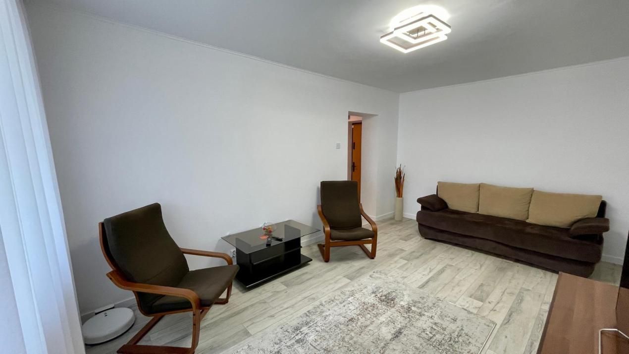 Apartament 3 camere, decomandat, zonă ultracentrală, bloc Mobilux, etaj 1 – fotografia 2 din 12