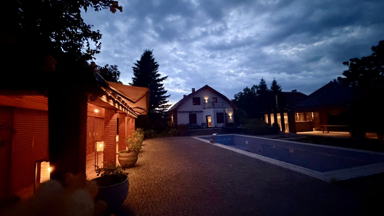 Proprietate exclusivistă cu 7.000 mp teren, piscină și multiple spații adiacente – fotografia 23 din 34