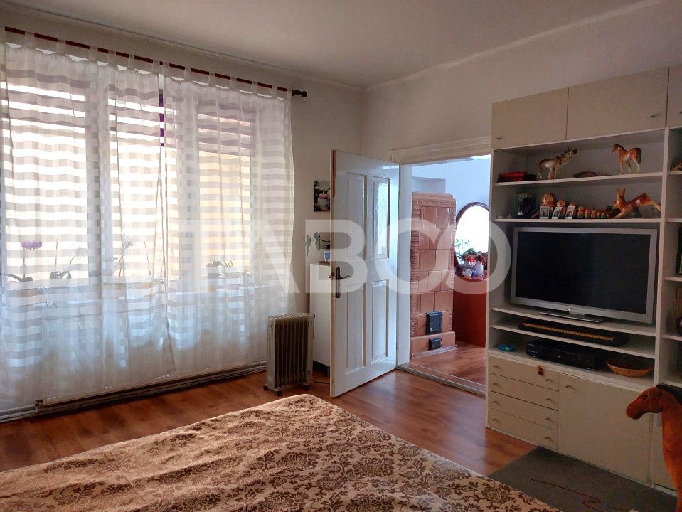 Casa si curte pretabila pentru 2 familii 980 mp teren liber Cisnadie – fotografia 9 din 32