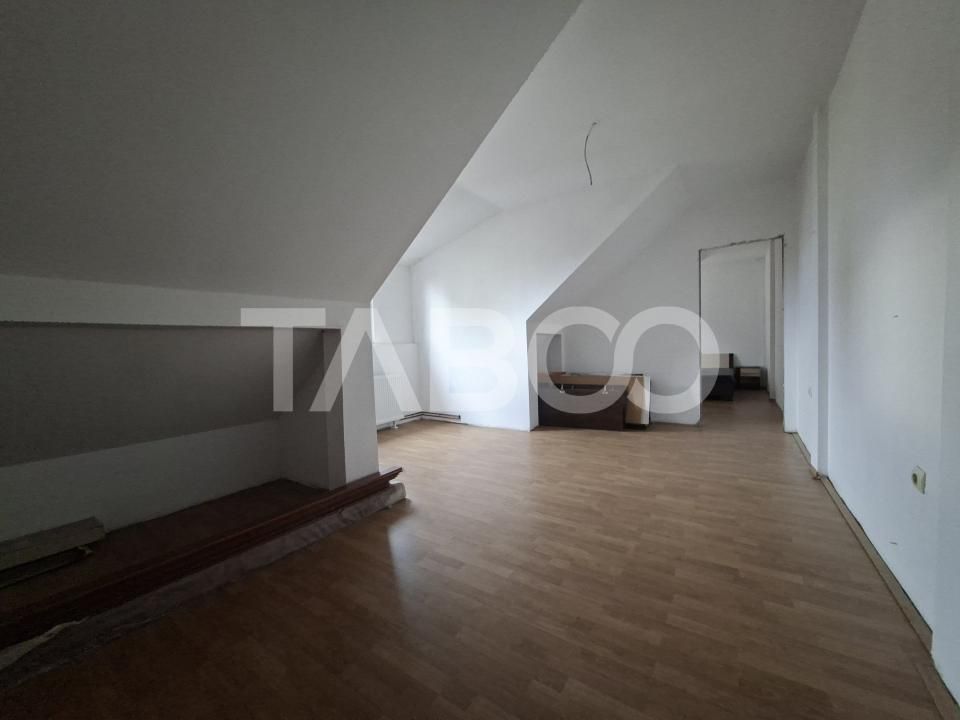 Apartament la mansarda de vanzare 3 camere Vasile Aaron – fotografia 10 din 11